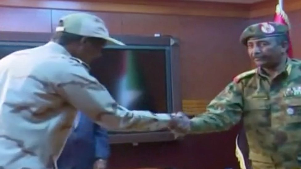 Hemeti en traje militar presta juramento como vicepresidente del Consejo Militar de Transición de Sudán, en Jartum