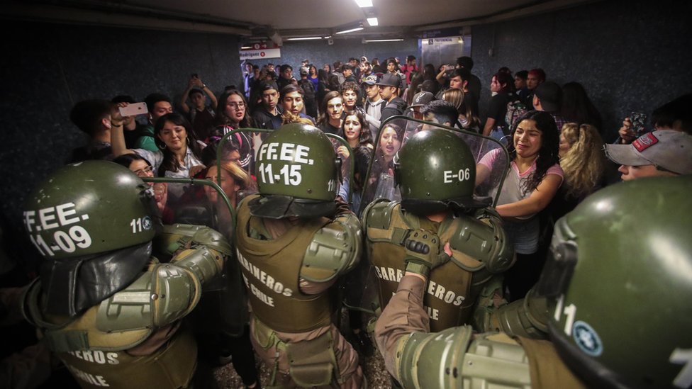Чилийская полиция закрывает доступ к станции метро Los Heroes в разгар демонстрации в Сантьяго