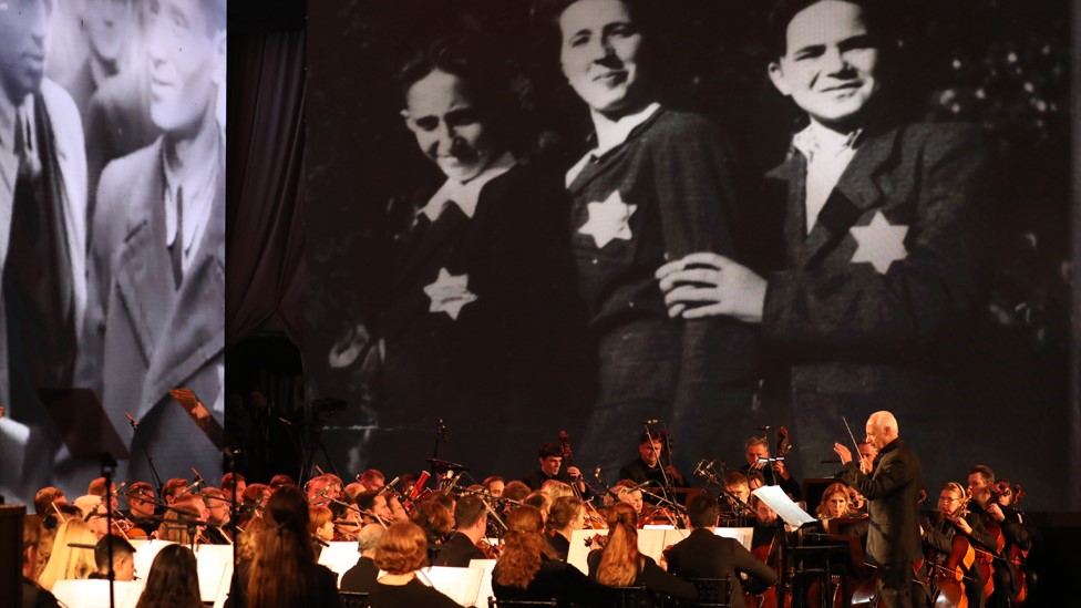 Оркестр играет музыку на Пятом Всемирном форуме памяти Холокоста в Иерусалиме (23 января 2020 г.)