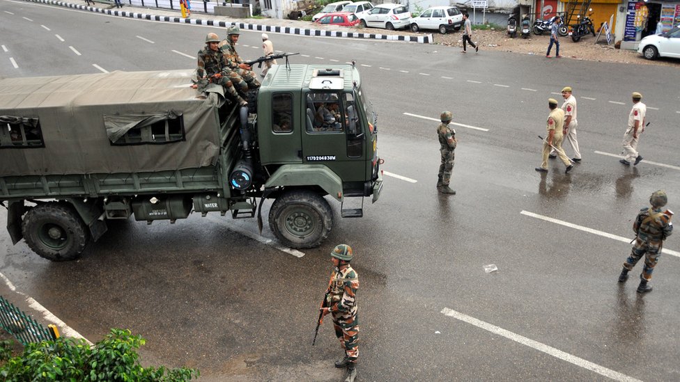 Военнослужащие стоят на страже во время ограничений 5 августа 2019 года в Джамму, Индия.