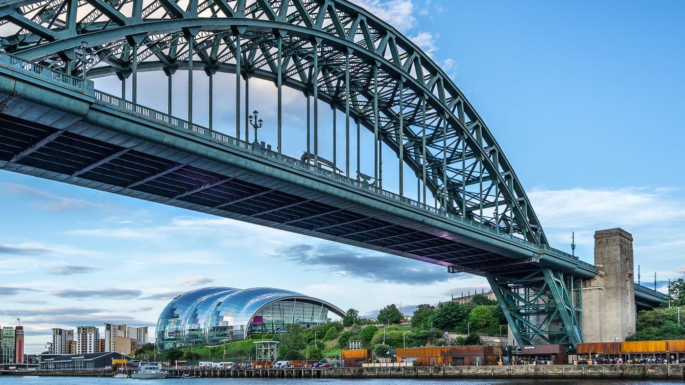 Tyne Bridge restoration work starts BBC News