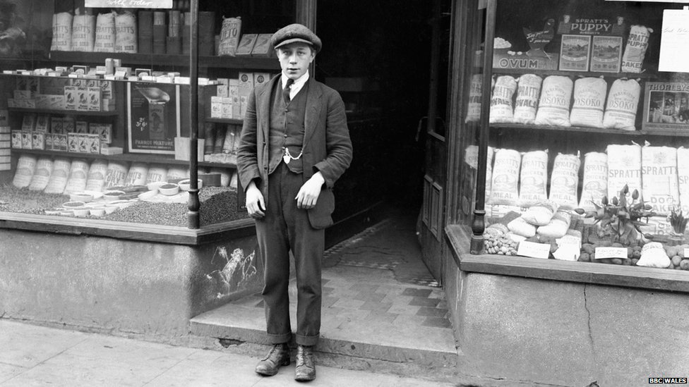 Черно-белое фото Гарольда Джонса возле своего магазина