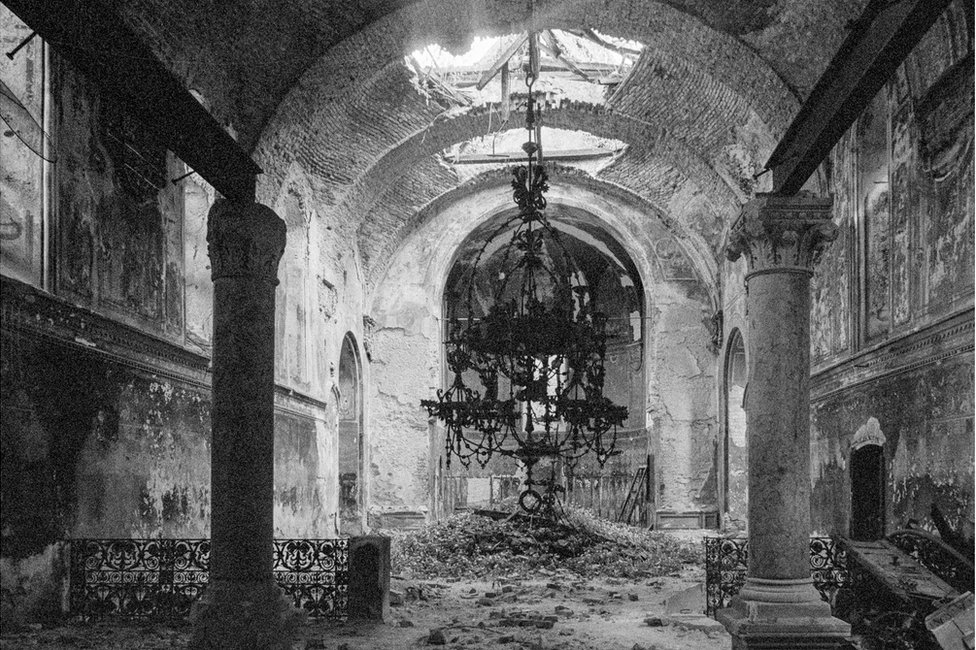 Истерзанная войной церковь лежит в руинах