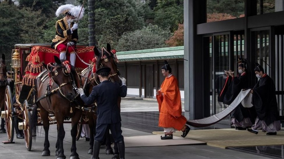 Принц Фумихито покидает императорский дворец