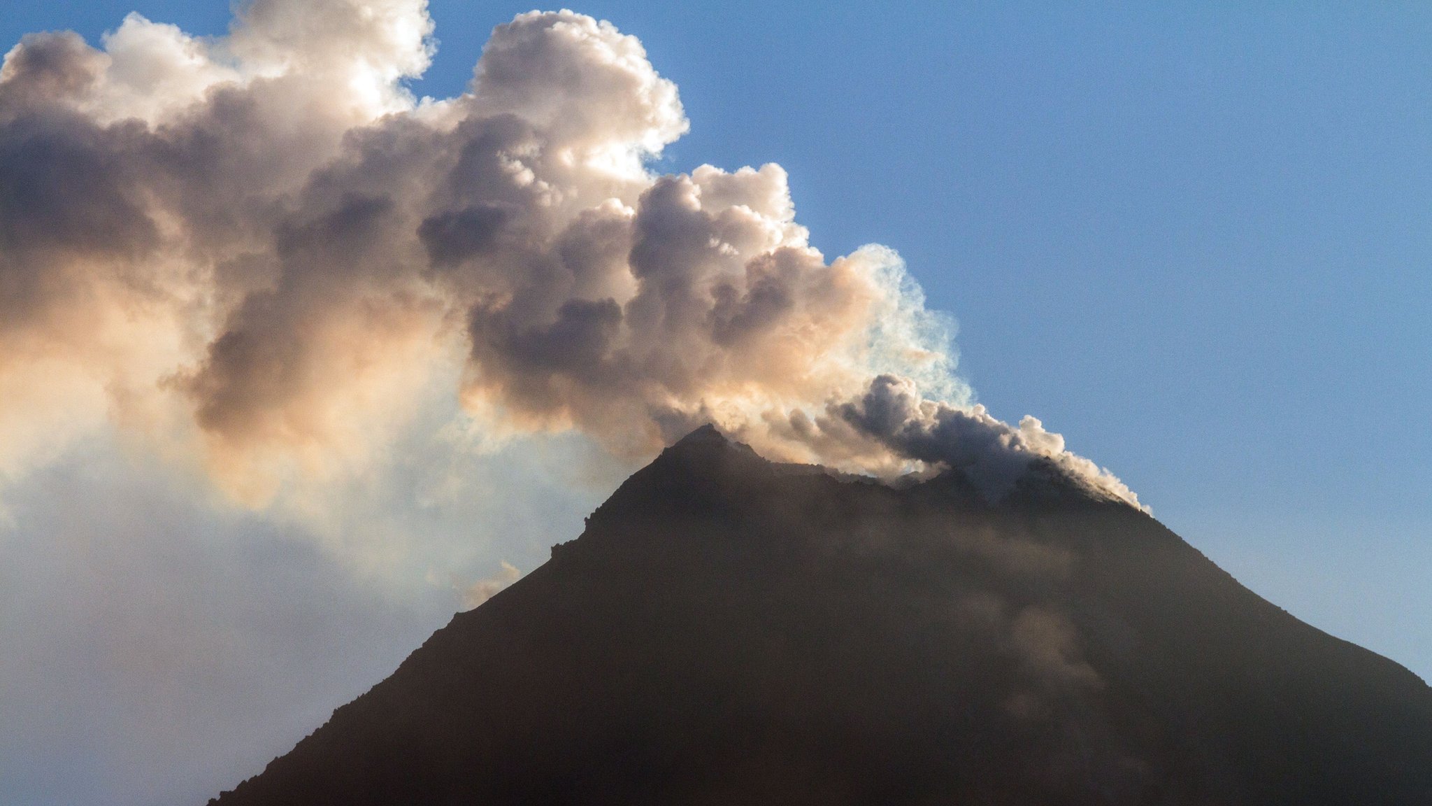 Colima eruptions cause evacuations in Mexico - CBBC Newsround