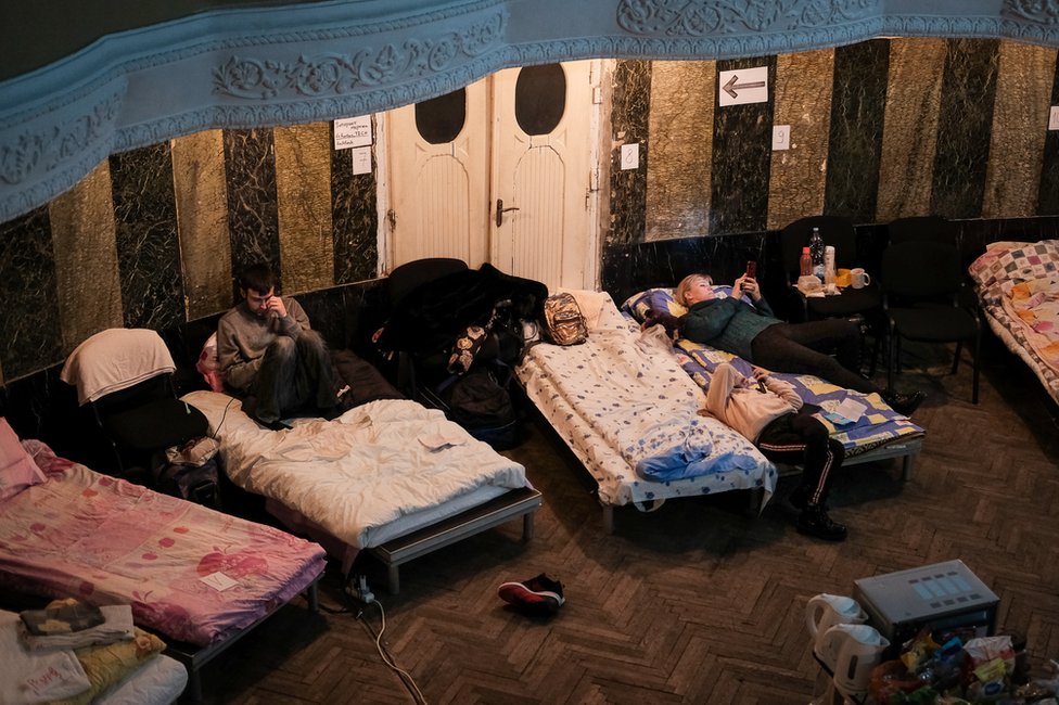 Izbeglice odmaraju u skloništu u malom pozorištu u Lavovu. U nedelju predveče sklonište je već bilo puno i morali su da odbijaju ljude