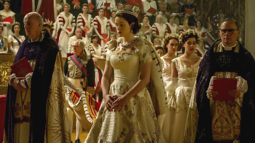 Kler Foj u ulozi kraljice Elizabete Druge tokom scene krunisanja