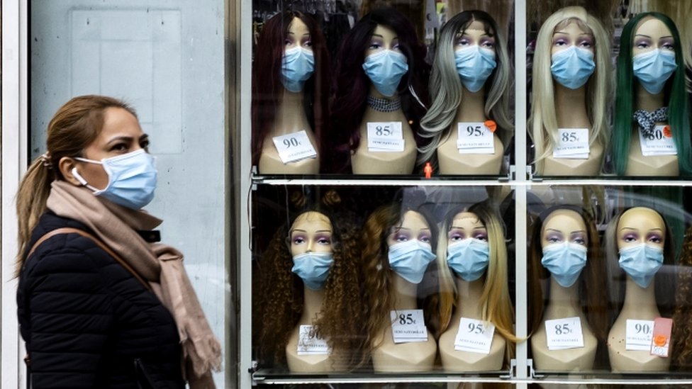 Una mujer con mascarilla en París.