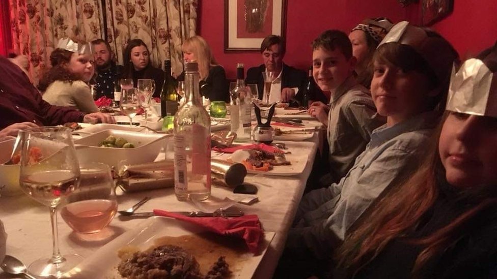 Семья Дивы Фаннинг за столом на прошлое Рождество