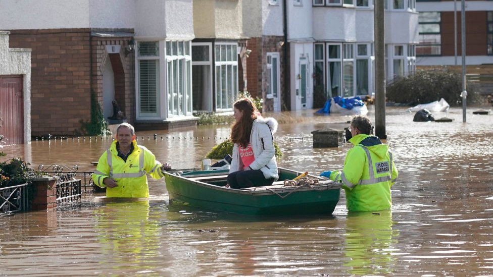 Спасатели помогают жителю спастись на лодке после шторма Деннис 17 февраля 2020 года в Херефорде