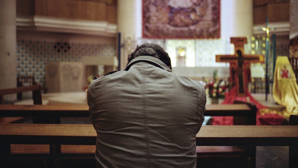 Санни молится в церкви Нотр-Дам-де-Франс, в ?????