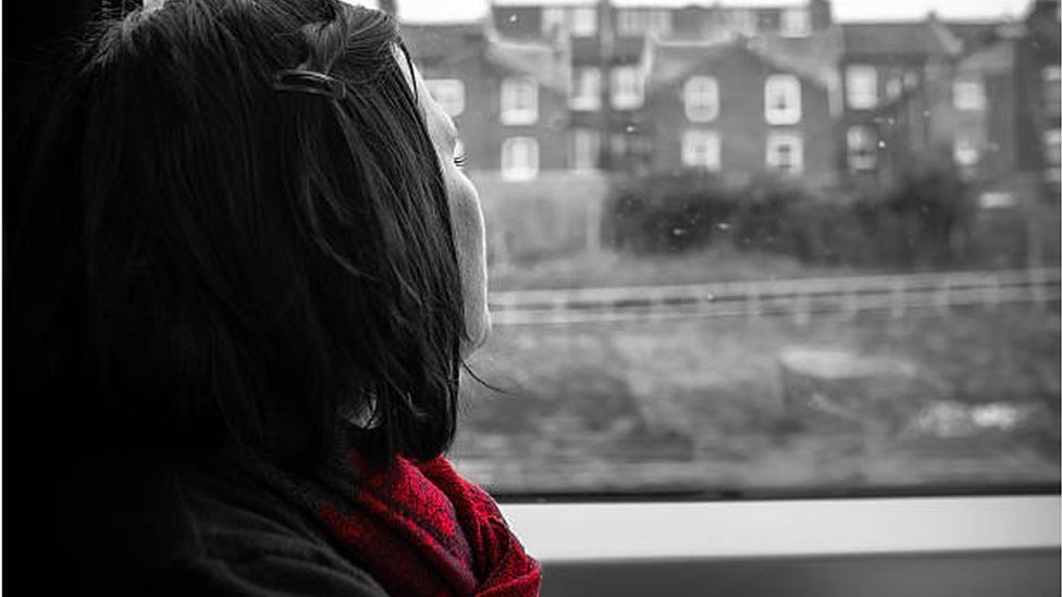 امرأة تنظر من نافذة قطار
