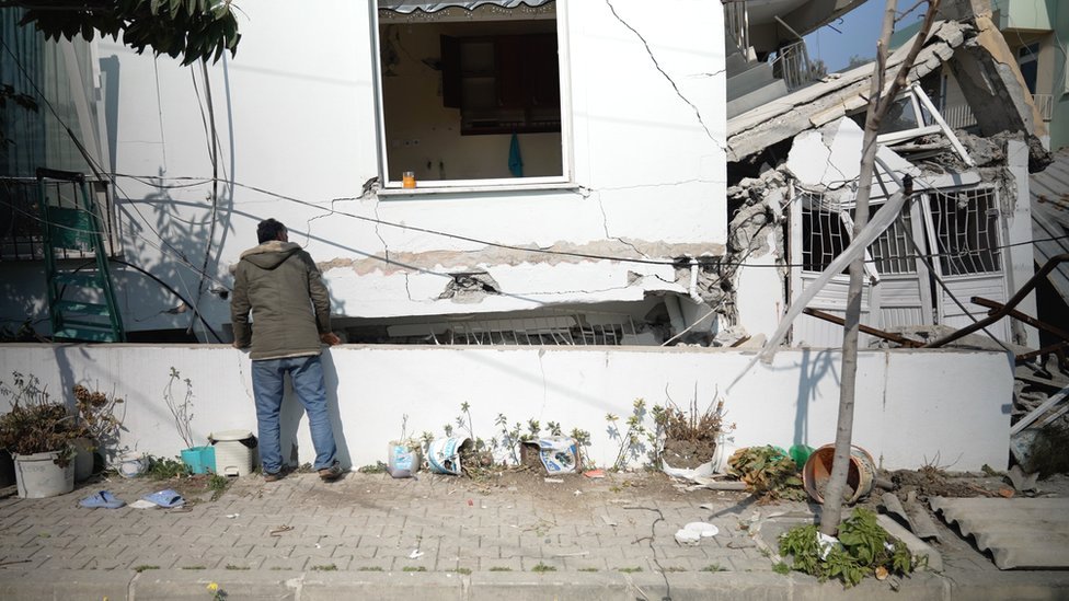 الأضرار التي لحقت بممتلكات في بلدة سامانداغ التركية بسبب الزلزال