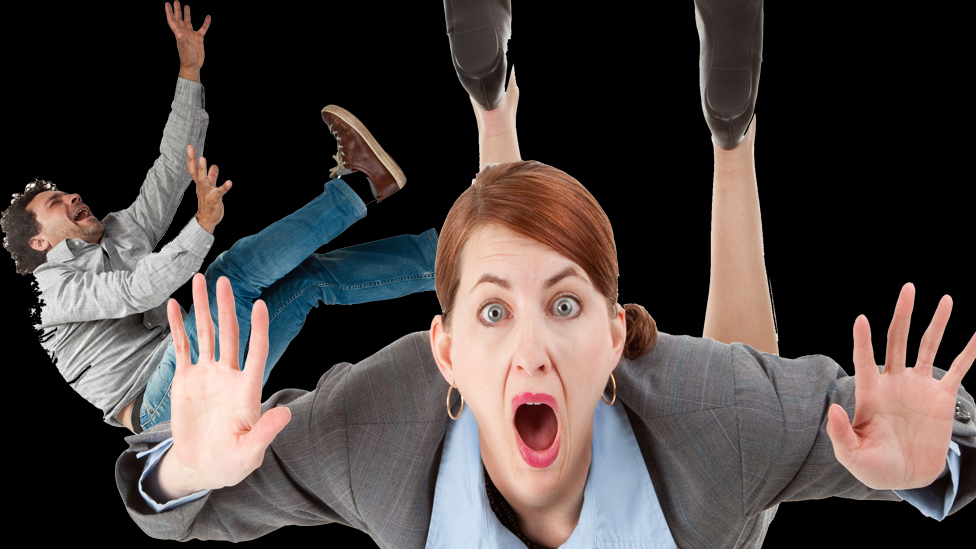 Atraídos por una fuerza incompatible hasta llegar al centro y volverse parte del todo... por lo menos eso es lo que los que saben imaginan. Personas cayendo