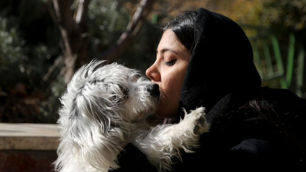 Mlada Iranka ljubi psa