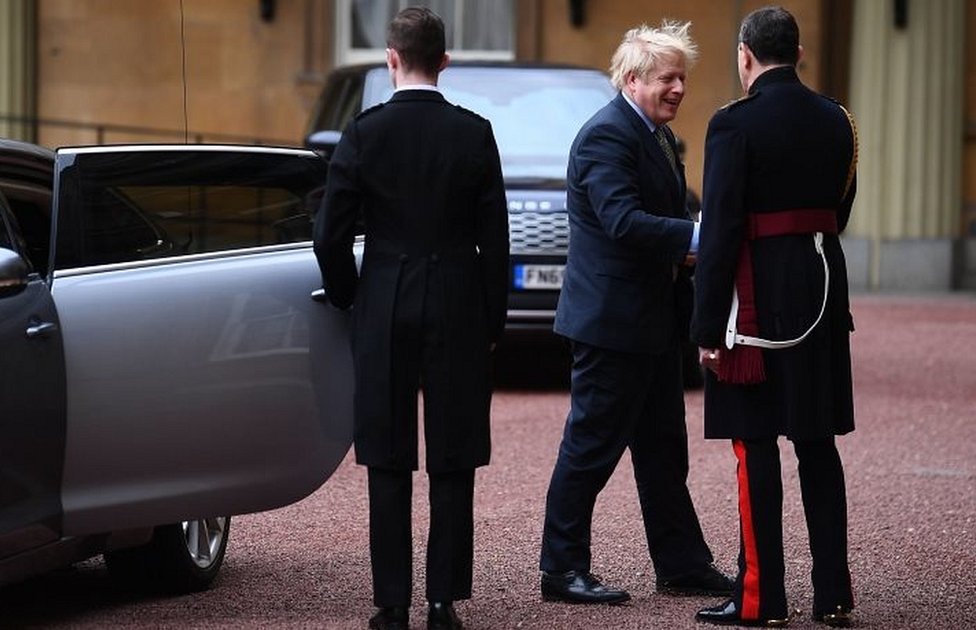 Борис Джонсон прибывает в Букингемский дворец