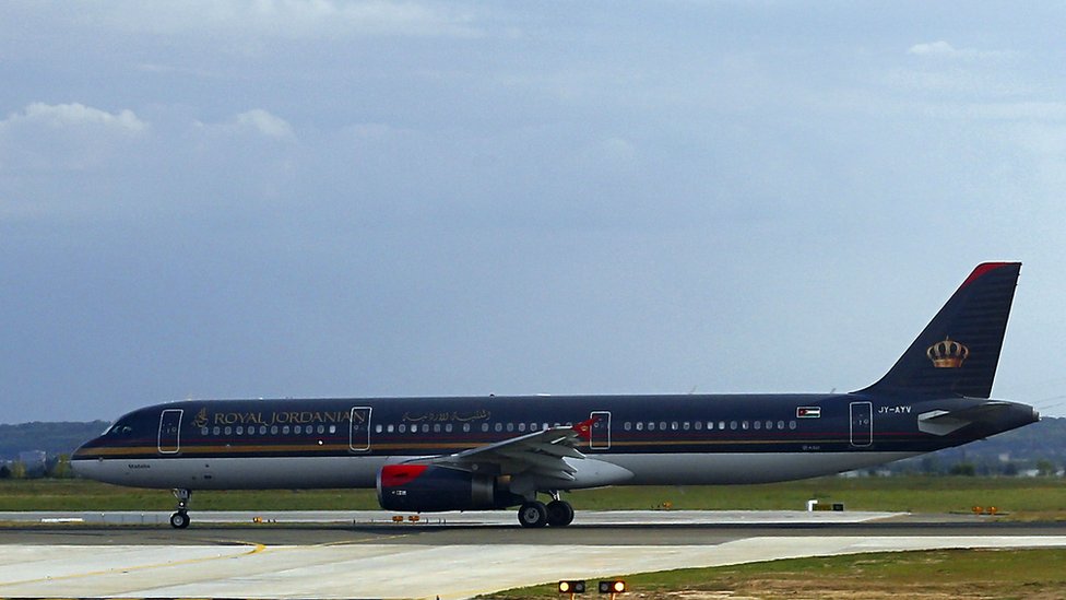 La línea Royal Jordanian Airlines anunció que se verá afectada en un tuit, que luego borró. Un avión de Royal Jordanian Airlines.