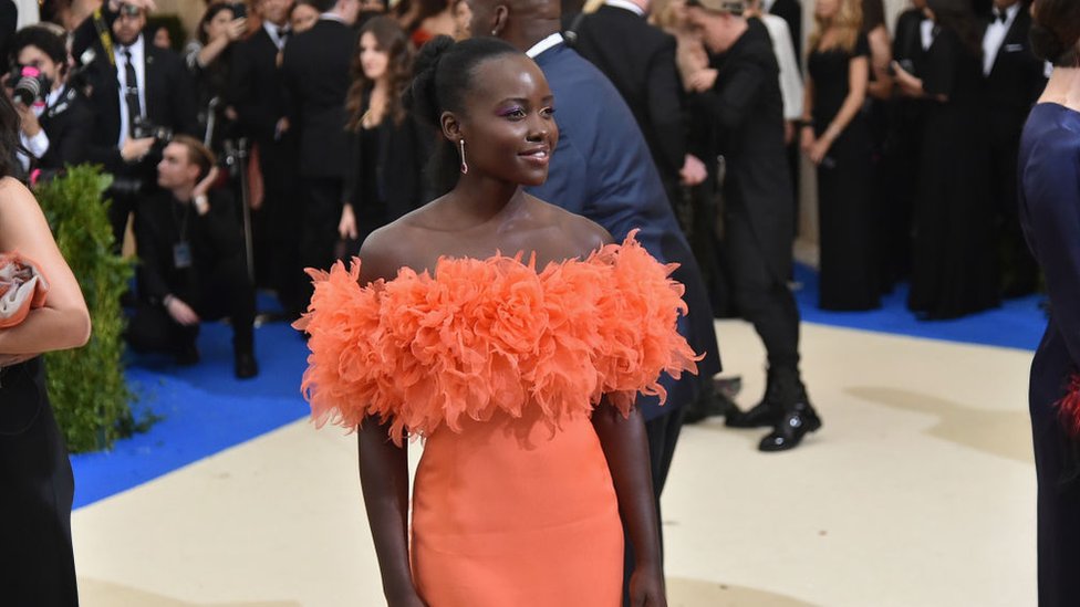 Actrices como Lupita Nyong'o afirman haber sido acosadas por el productor. La actriz en la alfombra roja