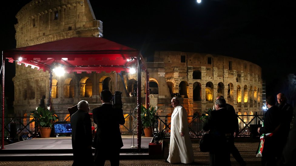 El papa sigue celebrando un Viacrucis alrededor del anfiteatro todos los viernes Santo. El papa Francisco celebrando un Viacrucis, el viernes Santo.