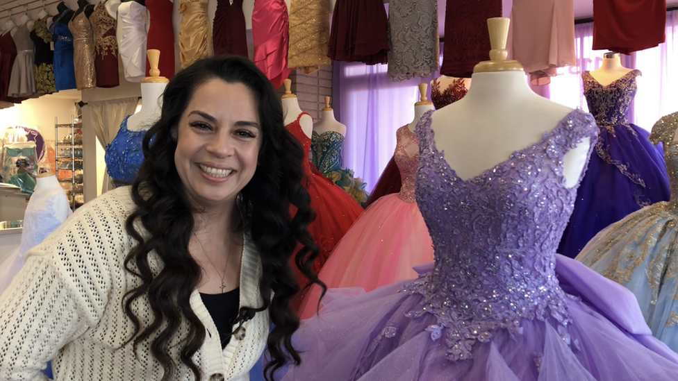 Rosa Torres en su tienda de vestidos de novia y quinceañera.