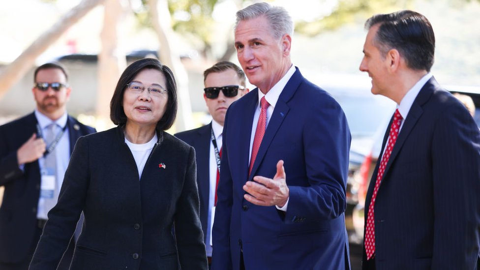 El presidente de la Cámara de Representantes, Kevin McCarthy, saluda a la presidenta de Taiwán, Tsai Ing-wen, en una reunión bipartidista el 5 de abril de 2023 en Simi Valley, California.