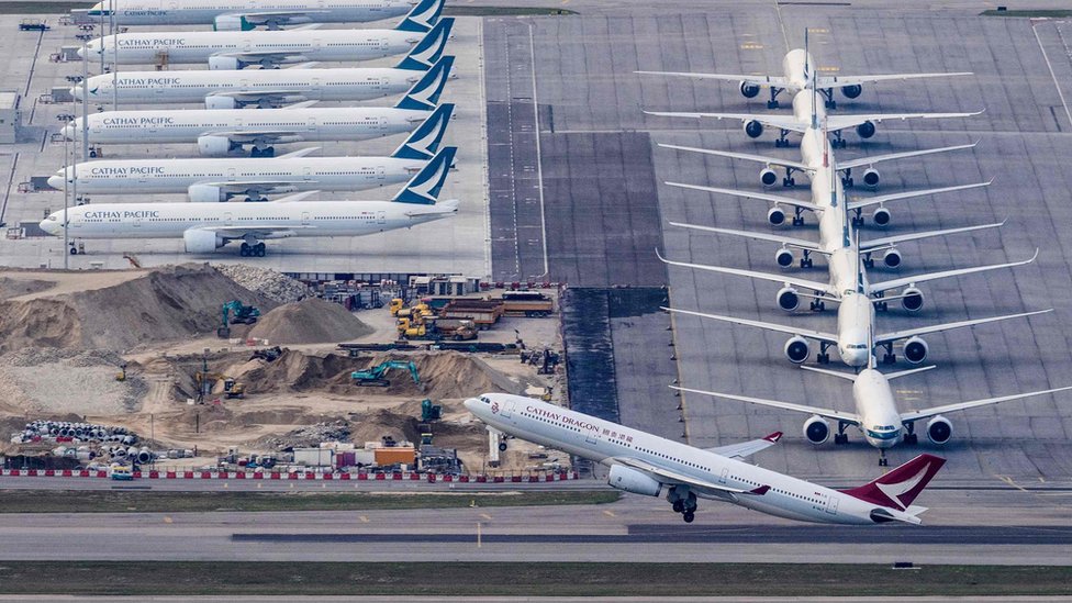 受疫情影響，全球航空交通需求大減，機場停泊滿飛機。