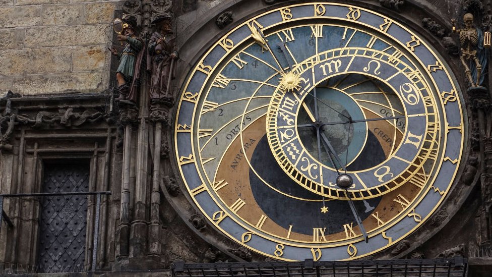 El reloj astronómico de Praga se instaló por primera vez en 1410, lo que lo convierte en el tercer reloj astronómico más antiguo del mundo y el más antiguo que aún funciona.