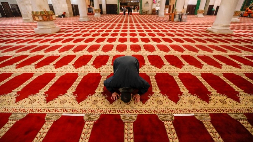 Палестинец совершает утреннюю молитву в мечети Аль-Акса