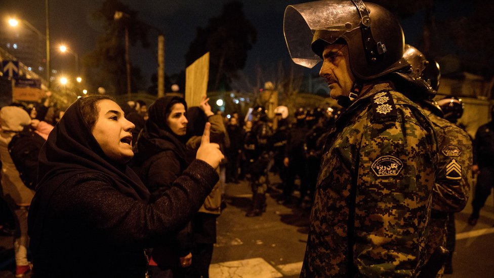 Женщина разговаривает с полицейским во время пикетирования в Тегеране погибших в самолете «Международные авиалинии Украины», сбитом вооруженными силами Ирана (11 января 2020 г.)