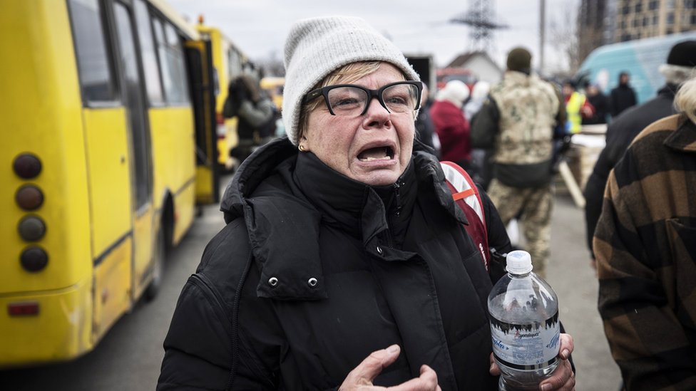 Una mujer angustiada durante las evacuaciones en la ciudad de Bucha