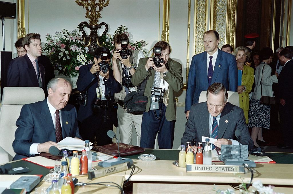 El presidente estadounidense George Bush (derecha) y el presidente soviético Mijaíl Gorbachov (izquierda) son fotografiados preparando notas antes de la reunión de los líderes de la delegación durante la 17ª Cumbre del G7 en Londres el 17 de julio de 1991.