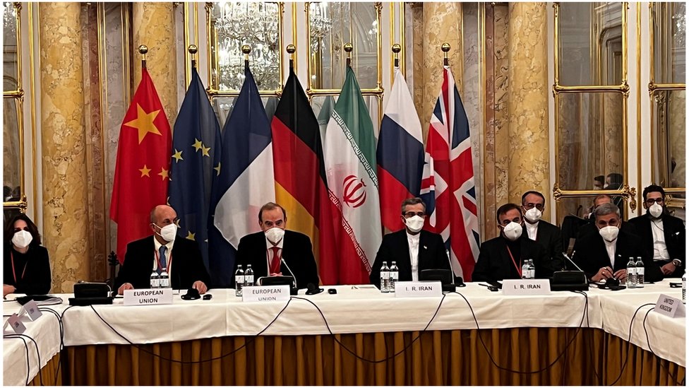 أعضاء بوفدي إيران والاتحاد الأوروبي في المفاوضات