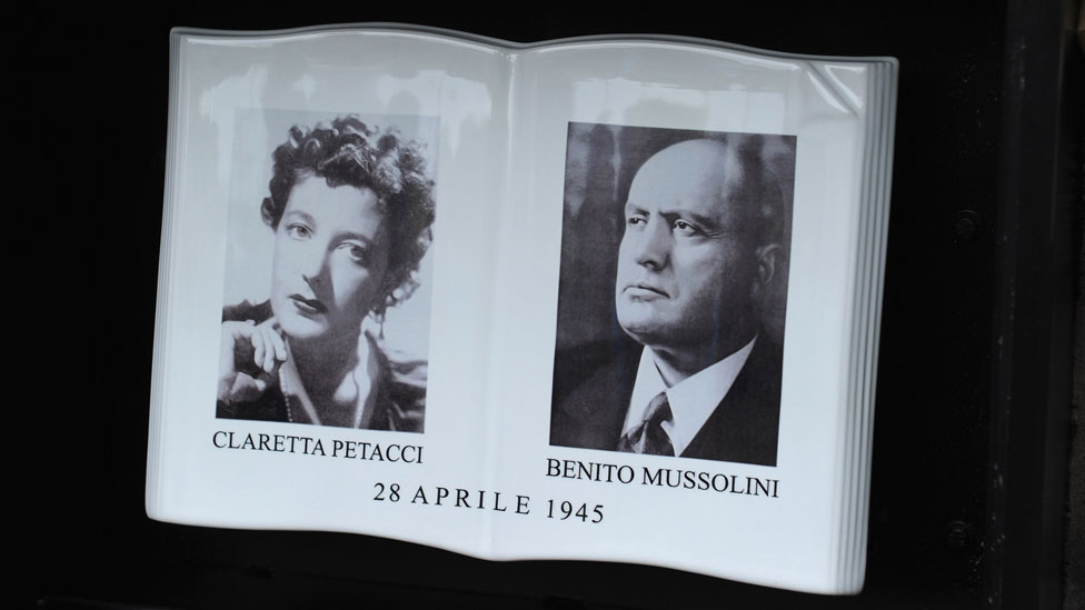 Placa conmemorativa en Mezzegra, Italia