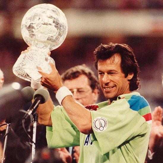 Khan no solo era un atractivo para las revistas del corazón, sino también en el mundo deportivo. Imran Khan celebra la victoria de la Copa del Mundo de 1992