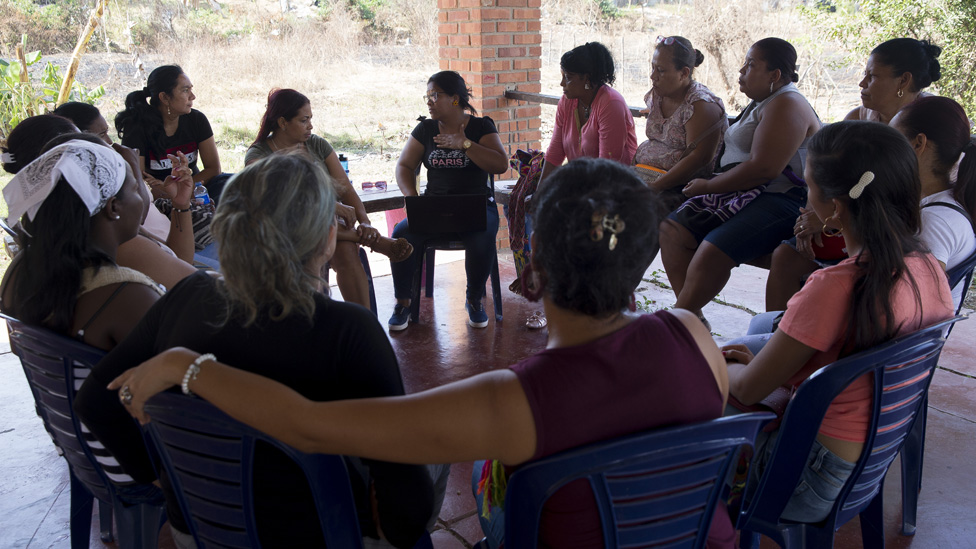 Лидеры Города женщин собираются в своем общинном центре 20 января 2020 года недалеко от Турбако, Колумбия.