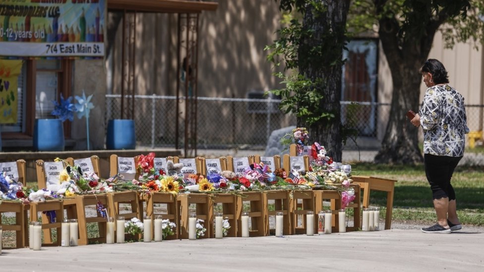 Homenaje a las víctimas de la escuela Robb, en Uvalde, Texas.