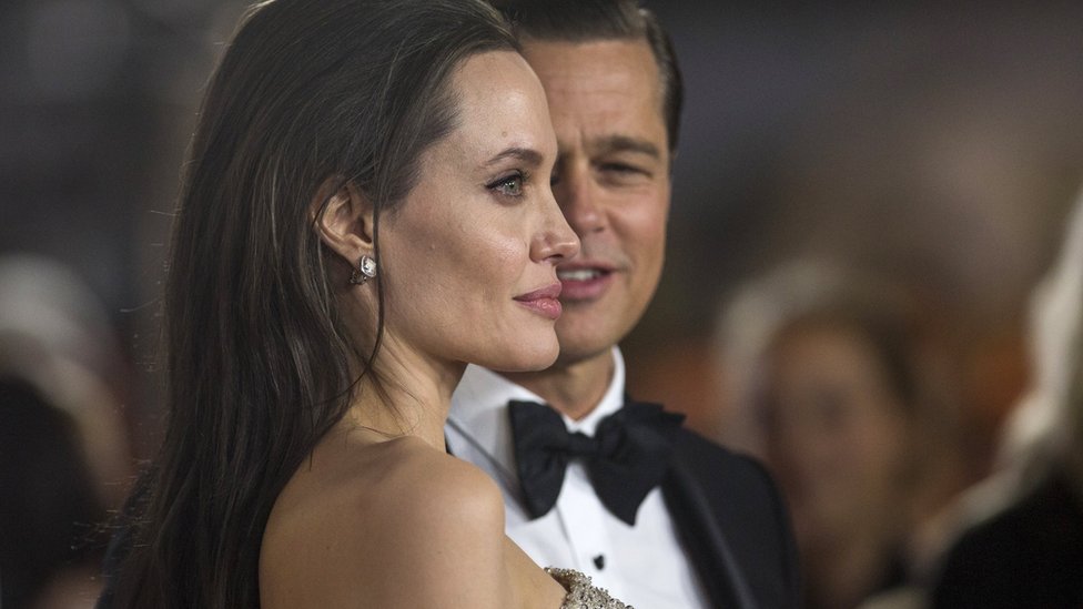 Режиссер и актерский состав Анджелина Джоли и ее муж и партнер по фильму Брэд Питт позируют на премьере фильма «У моря» во время премьеры AFI FEST 2015 в Голливуде, Калифорния, 5 ноября 2015 г.