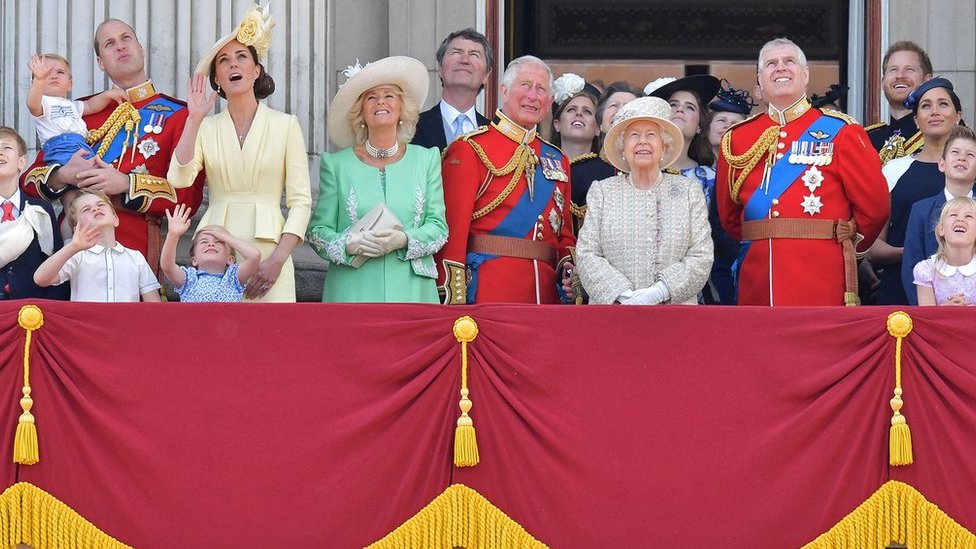 英國王室成員在白金漢宮陽台觀看皇家空軍飛行表演，2019年女王伊麗莎白二世生日