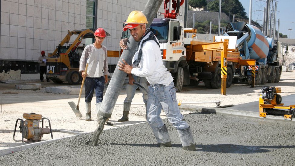 beton döken bir inşaat işçisi.