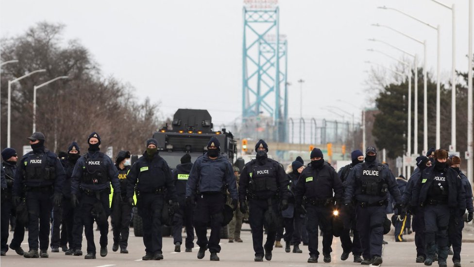 Kanada'da polis, bir haftanın ardından sınır köprüsündeki protestocuları dağıttı