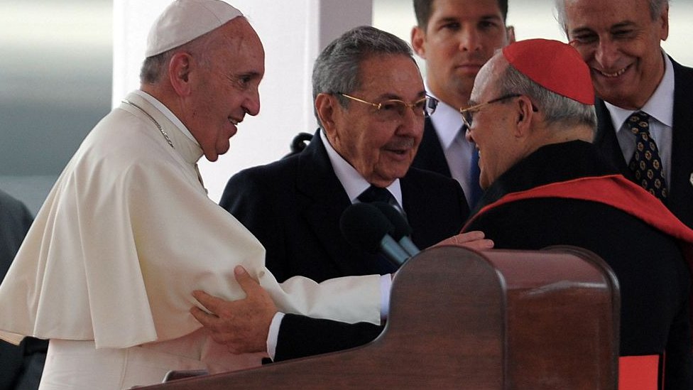 Ortega saluda al papa Francisco en su llegada a la Habana en 2015, junto a Raúl Castro, entonces presidente de la isla.