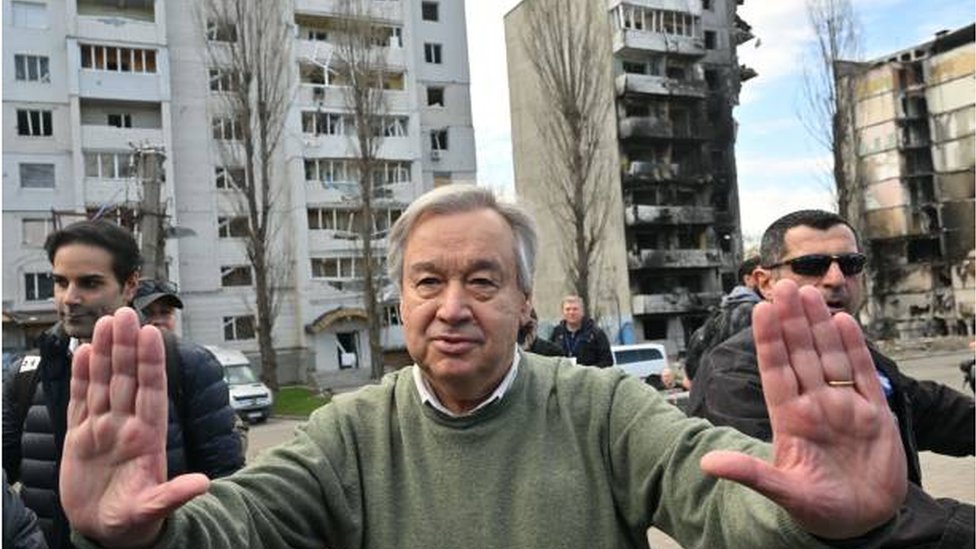 غوتيريش خلال زيارته لمدينة بوروديانكا في أوكرانيا.