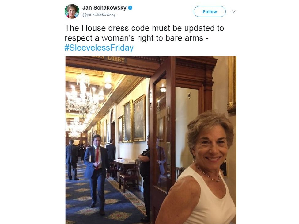 Ян Шаковски опубликовала в Твиттере свою фотографию в рубашке с коротким рукавом и подпись: «Дресс-код Дома должен быть обновлен, чтобы уважать право женщины на обнаженные руки»