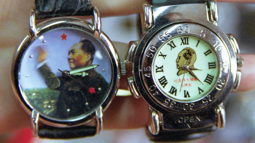 Mao aún es venerado en China y su imagen está muy presente: se puede encontrar desde en souvenirs hasta en la emblemática plaza de Tiananmen. Relojes con la figura de Mao Zedong.