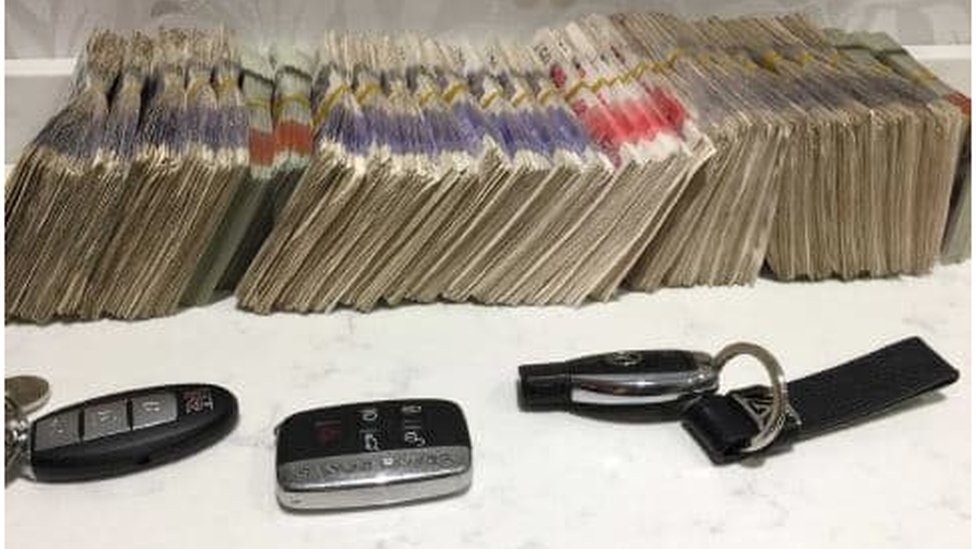 efectivo y llaves de automóviles de lujo en las casas de los brasileños
