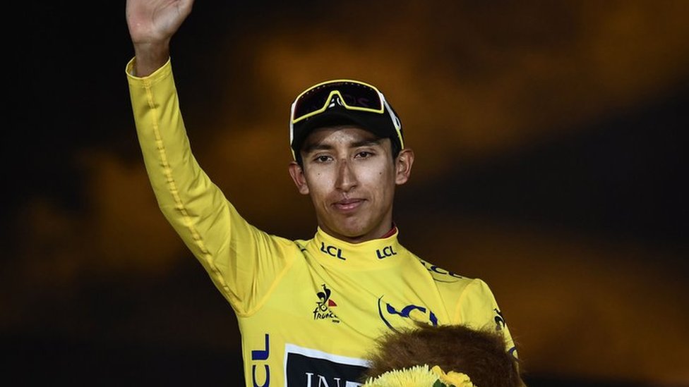 Egan Bernal de amarillo en el podio de París, al final del Tour de Francia.