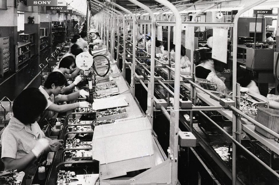 Mulheres trabalhando nas linhas de montagem da Sony trinitron em 1973 em Tóquio