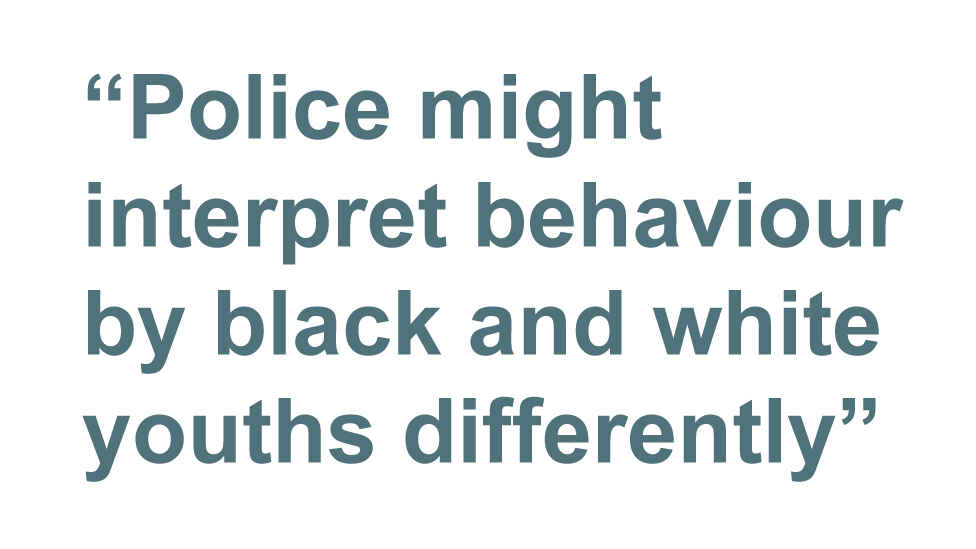 Цитата: Полиция может по-разному интерпретировать поведение чернокожих и белых молодых людей