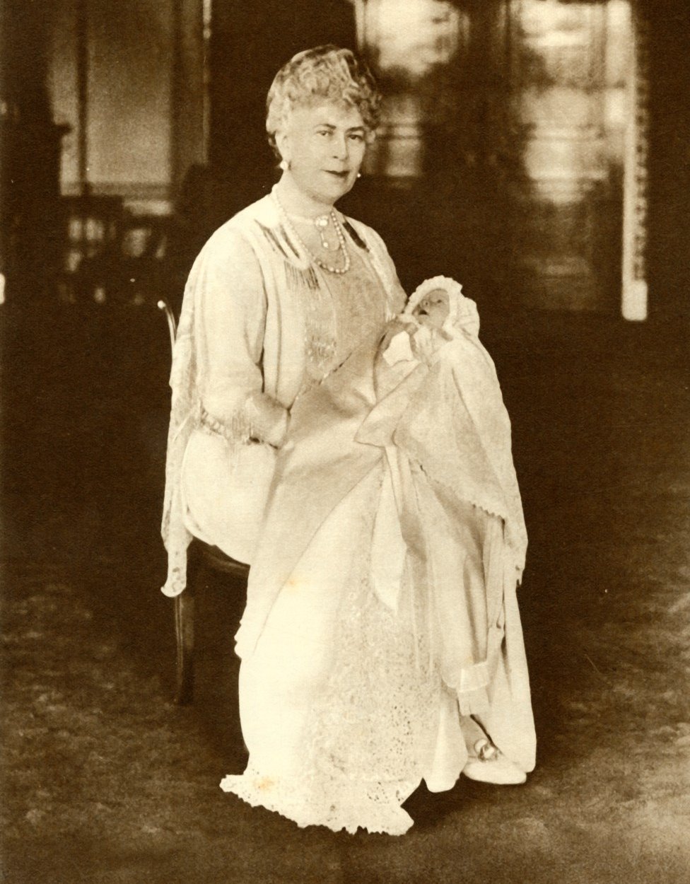 La princesa Isabel con su abuela la reina María en 1926