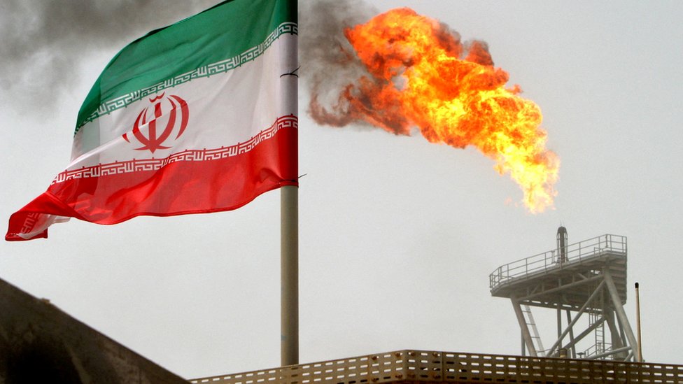 伊朗某油井外的國旗（資料圖片）